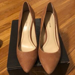 Pour la Victoire camel color nubuck wedges